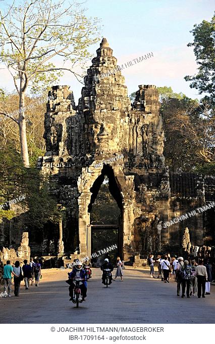 Gopuram, south gate of Angkor Thom with the face of Bodhisattva Lokeshvara carved in stone, Angkor, UNESCO World Heritage Site, Siem Reap, Cambodia