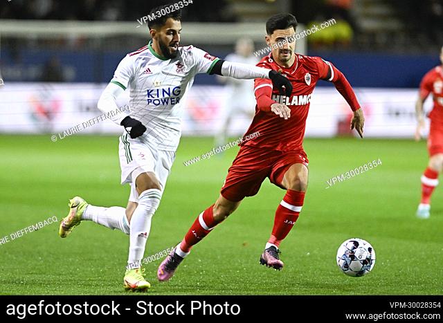 OHL's Mousa Suleiman Tamari and Antwerp's Jelle Bataille fight for the ball during a soccer match between Oud-Heverlee Leuven and Royal Antwerp FC