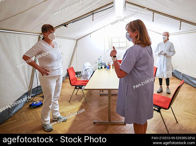 10 May 2021, Saxony, Markkleeberg: Petra Köpping (M, SPD), Minister of Health of Saxony, talks with vaccinator Kathrin Fach (l) and medical assistant Antonia...