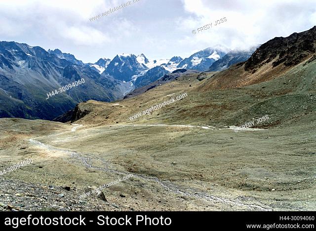 Endlose Geröllfläche im Val d'Arolla, zuhinterst der Mont Collon und rechts der Pigne d'Arolla, Kanton Wallis