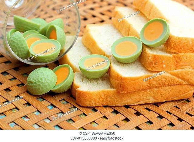 Sliced ??bread with chocolate green
