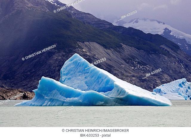 Iceberg in the lake Lago Argentino, national park Los Glaciares, (Parque Nacional Los Glaciares), Patagonia, Argentina, South America