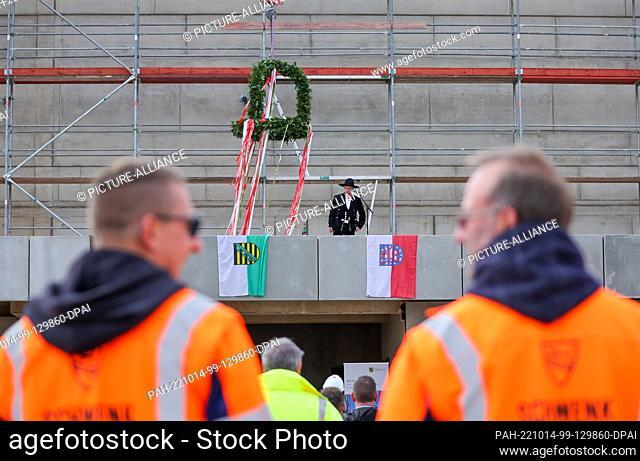 14 October 2022, Saxony, Zwickau: Foreman Marco Barthel holds the topping-out ceremony at the construction site of the new large prison for Saxony and Thuringia