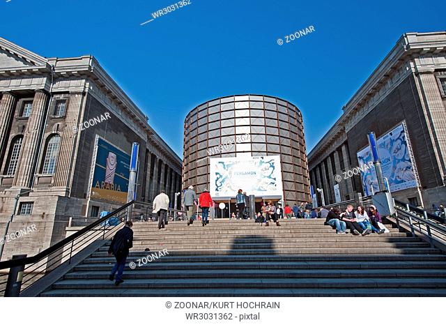 Berlin Museumsinsel / Pergamon-Museum Außenansicht mit Haupteingang