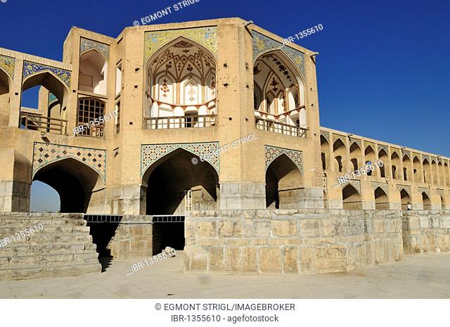 Pavilion of Pol-e Khaju Bridge, Isfahan, Esfahan, UNESCO World Heritage Site, Persia, Iran, Asia