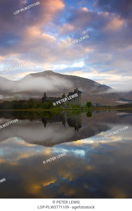 Scotland, Argyll and Bute, Loch Awe. Misty dawn over the ruins of the 15th century Kilchurn Castle on Loch Awe