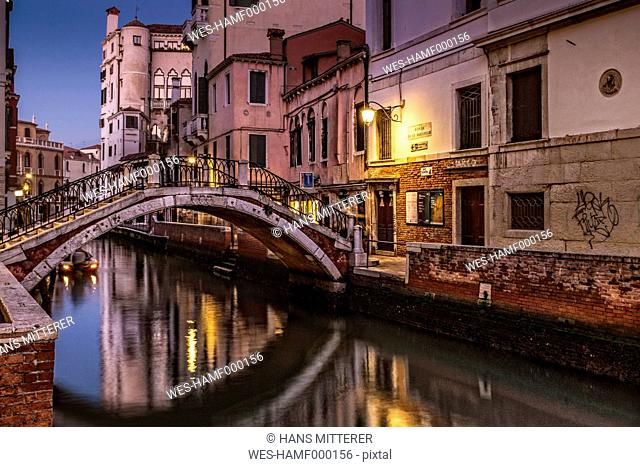 Italy, Venice, view to Ponte de le Maravegie at twilight