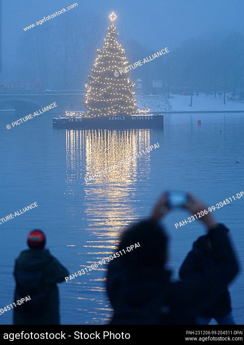 06 December 2023, Hamburg: The Christmas tree on the Binnenalster is brightly lit. Photo: Marcus Brandt/dpa. - Hamburg/Hamburg/Germany