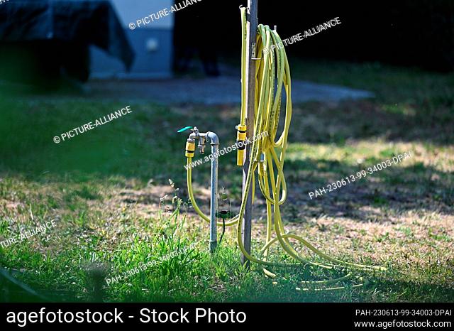 09 June 2023, Berlin: A garden hose is connected to a water connection. Photo: Jessica Lichetzki/dpa. - Berlin/Berlin/Germany