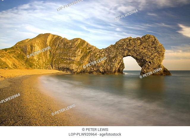 England, Dorset, Durdle Door, Durdle Door, a natural limestone arch on the Jurassic Coast in Dorset