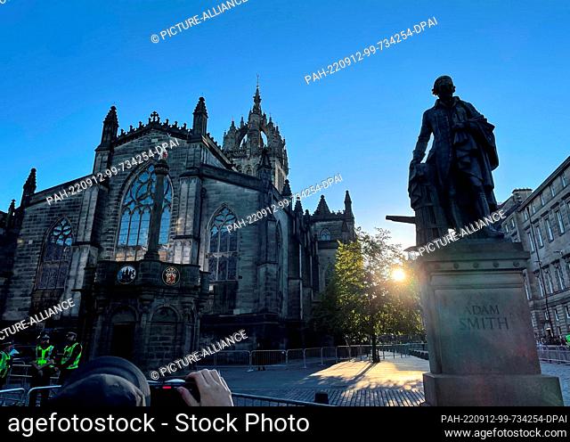 12 September 2022, Great Britain, Edinburgh: St. Giles Cathedral in the evening. Inside, the coffin with the body of Queen Elizabeth II is laid out