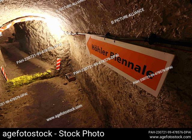PRODUCTION - 18 July 2023, Thuringia, Gera: A sign points to the entrance of the Höhlerbiennale in a cave under the city