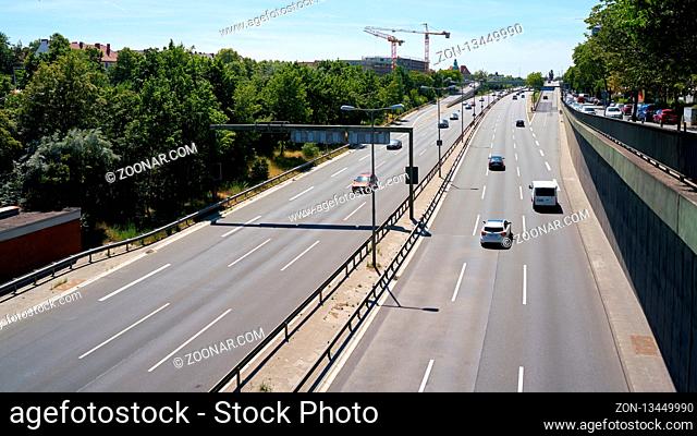 Straßenverkehr auf einer Schnellstraße in der Innenstadt von Berlin