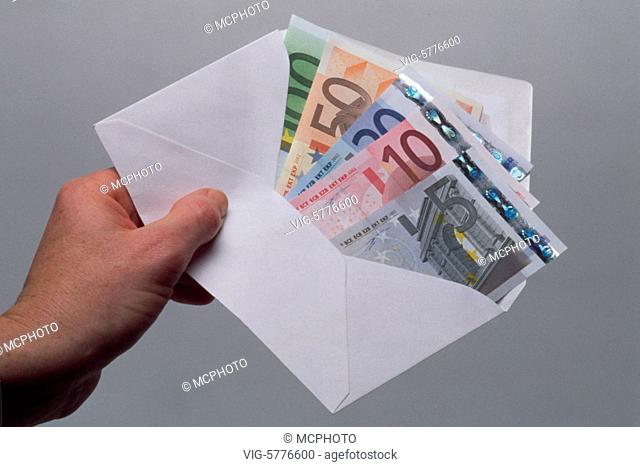 Ein Mann haelt einen Umschlag mit Euro-Scheinen in der Hand, 2003 - Germany, 19/05/2003