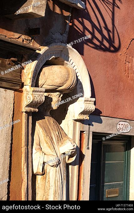 Man with turban, stone sculpture in a columned wall niche at Tintoretto&#39;s house, Venice, Veneto, Italy, Europe
