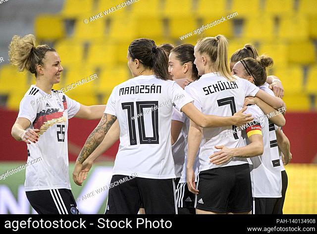 jubilation GER to Svenja HUTH r. (GER) after their goal to 1-0, l. Lena LATTWEIN (GER) Soccer Laenderspiel women, mini tournament - Three Nations