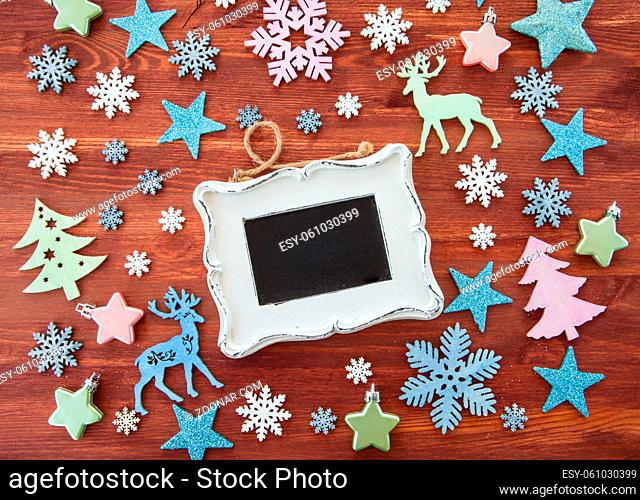 Rustikaler Hintergrund aus Holz mit Weihnachtsdekoration