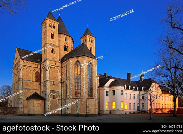 Klosterbasilika St. Andreas am Abend, Kloster Knechtsteden, Dormagen, Niederrhein, Nordrhein-Westfalen, Deutschland, Europa
