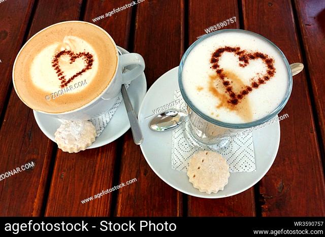 Caffe Latte und Cappuccino mit Herz-Muster im Milchschaum
