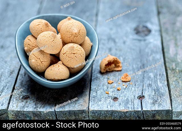 amarettini, almond biscuits