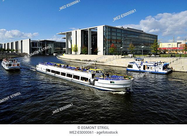 Europe, Germany, Berlin, Reichstag, View of Paul-Loebe-Building, parliament building and tourboats on Spree river