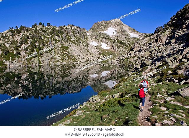 France, Hautes Pyrenees, Neouvielle Nature Reserve, Gourg De Rabas (2397 m), GR10 hiking trail