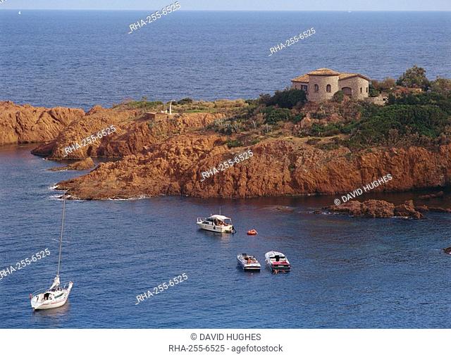 Boats along the rocky coast at Cap Roux on the Corniche d'Esterel, near Cannes on the Cote d'Azur, Provence, French Riviera, France, Mediterranean, Europe