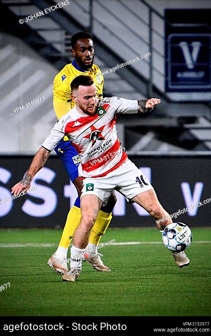 STVV's Mory Konate and Cercle's Dino Hotic fight for the ball during a soccer match between Sint-Truidense VV and Cercle Brugge