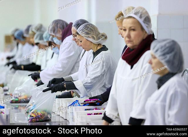 RUSSIA, LUGANSK - 21 de diciembre de 2023: Los empleados empacan bolsas de Goodie de Año Nuevo en la fábrica de confitería Lakond. Alexander Reka/TASS