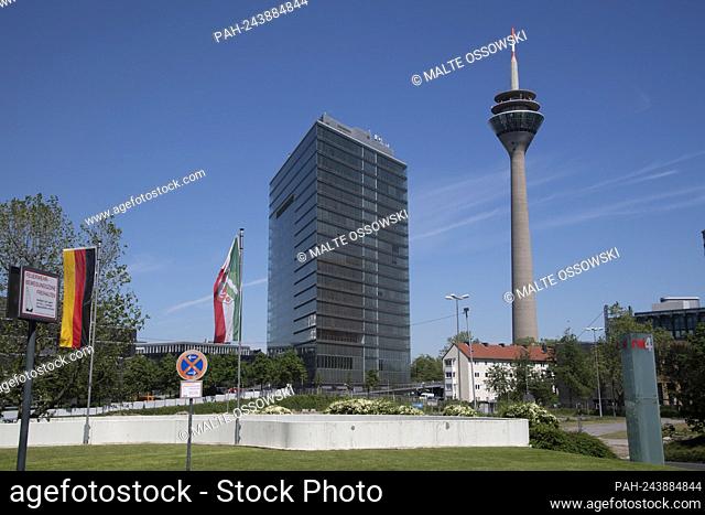 The city gate and the television tower Duesseldorf, panorama, architecture, skyline, feature, symbol photo, border motif