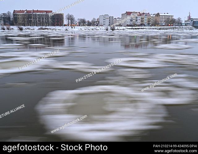14 February 2021, Brandenburg, Frankfurt (Oder): Ice floes, so-called Brieger Gänse, drift downstream in the German-Polish border river Oder