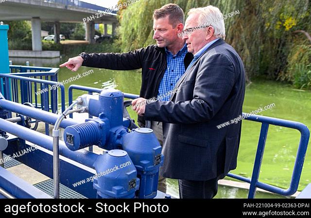 04 October 2022, Mecklenburg-Western Pomerania, Wismar: Till Backhaus (SPD, r), the Minister of Agriculture, Environment and Climate Protection of...