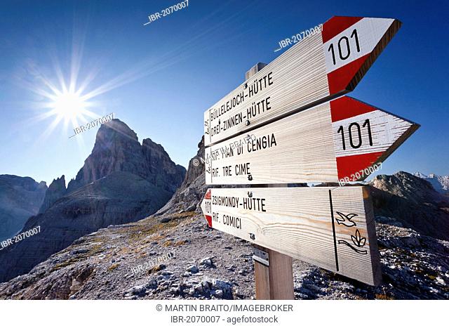 Signpost on the trail up to Mt Paternkofel or Paterno, above the Rifugio Zsigmondy-Comici, at the Forcella Pian di Cengia pass