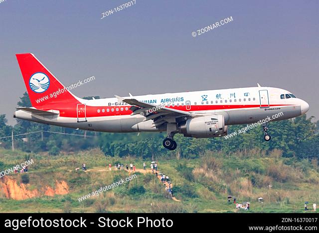 Chengdu, China - 22. September 2019: Ein Airbus A319 Flugzeug der Sichuan Airlines mit dem Kennzeichen B-6422 auf dem Flughafen Chengdu (CTU) in China