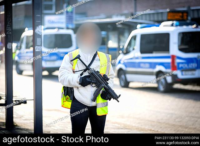 30 November 2023, Lower Saxony, Lehrte: A police officer stands in front of a job center near the train station. The police have arrested a suspect who is said...