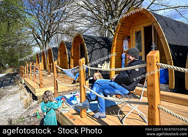 10 April 2022, Baden-Wuerttemberg, Allensbach Am Bodensee: A family from Switzerland spends a few days in a wooden hut right on the shore of Lake Constance