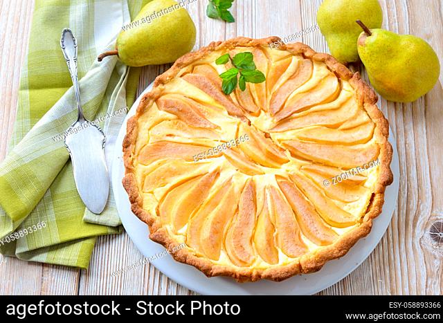 Leckerer Topfen-Tarte mit frischen Birnen auf französische Art ? Home baked French style dessert pear tart with curd cheese