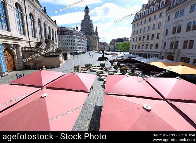 27 May 2021, Saxony, Dresden: Sunshades stand on the Neumarkt in front of the Frauenkirche in front of a restaurant. Photo: Sebastian...