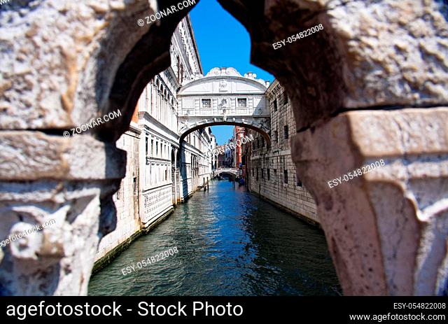 Die den Rio di Palazzo überspannende Seufzerbrücke in Venedig