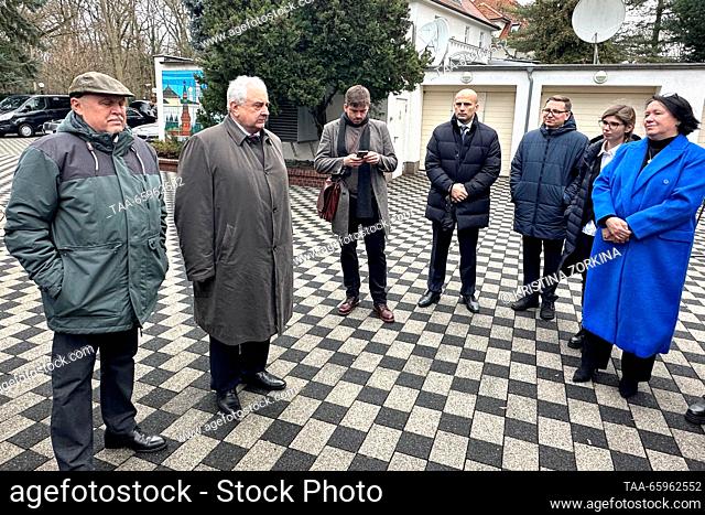 GERMANY, LEIPZIG - 21 de diciembre de 2023: El Embajador Sergeei Nechayev (2a L) se encuentra ante el Consulado General de Rusia