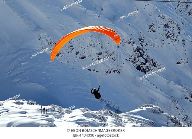 Paraglider on Mt Nebelhorn, 2224m, Oberstdorf, Allgaeu, Bavaria, Germany, Europe
