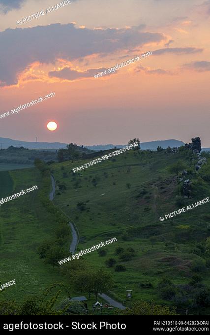 14 May 2021, Saxony-Anhalt, Thale: Sunset at the Teufelsmauer (Devil's Wall) in the Harz Mountains: The rugged landscape is part of a nature reserve
