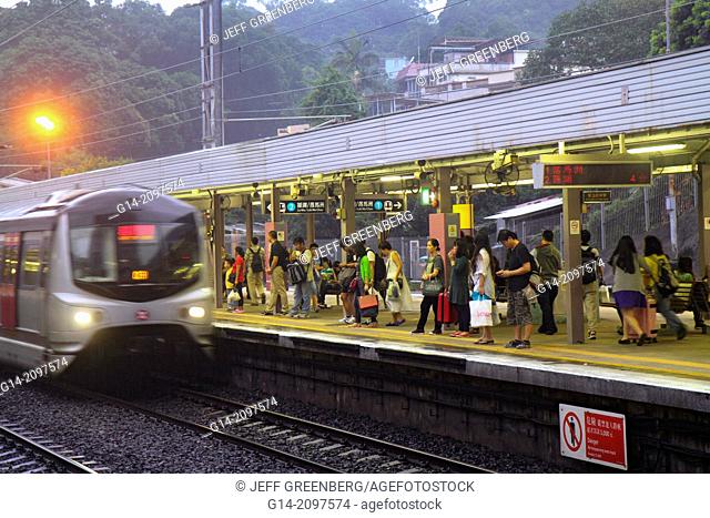 China, Hong Kong, New Territories, Sha Tin, Sha Tin MTR Subway Station, East Rail Line, public transportation, platform, arriving, train, riders, passengers