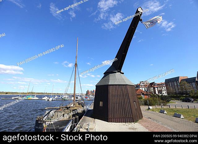 19 April 2020, Mecklenburg-Western Pomerania, Rostock: View of the pedal crane in the city harbour. The crane was built in 1997 and is a replica of a harbour...