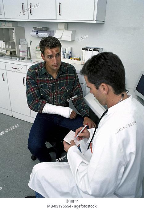Doctor, recipe, issue a recipe, patient, injury, arm, doctor's office, practice, treatment rooms, treatment room, man, plaster arm, plaster bandage, cast