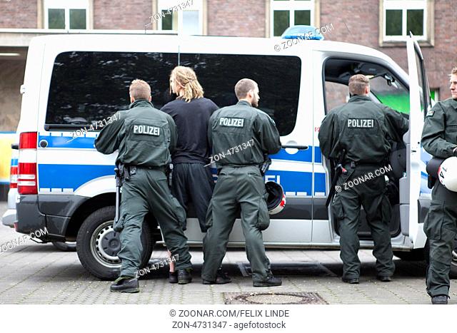 Ein Gegendemonstrant wird von Polizisten vor dem Duesseldorfer Hauptbahnhof durchsucht. Nach einer rechtsextremen Kundgebung auf dem Reeser Platz