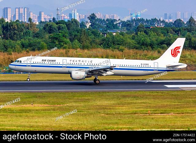 Chengdu, China - 22. September 2019: Ein Airbus A321 Flugzeug der Air China mit dem Kennzeichen B-6382 auf dem Flughafen Chengdu, China