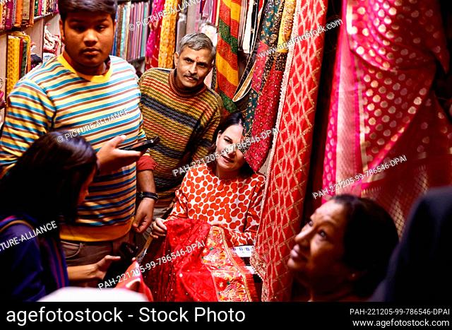 05 December 2022, India, Neu Delhi: Annalena Baerbock (Bündnis 90/ Die Grünen), German Foreign Minister, visits a textile store in Chadni Chowk
