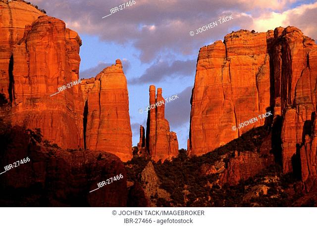 USA, United States of America, Arizona, Sedona: Red Rock Country, rock formation Cathedral Rock