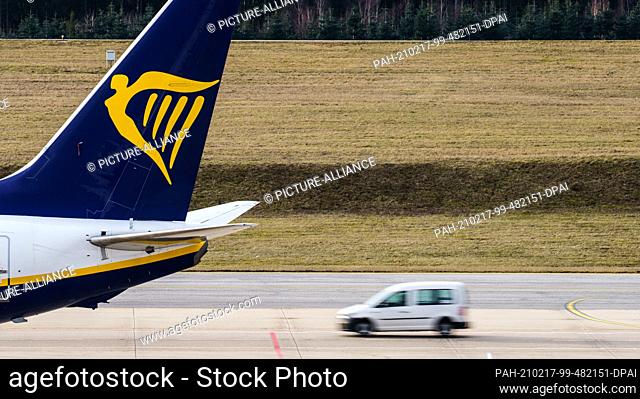 16 February 2021, Rhineland-Palatinate, Lautzenhausen: A vehicle drives past a Ryanair plane at ""Frankfurt Hahn Airport"". Photo: Andreas Arnold/dpa